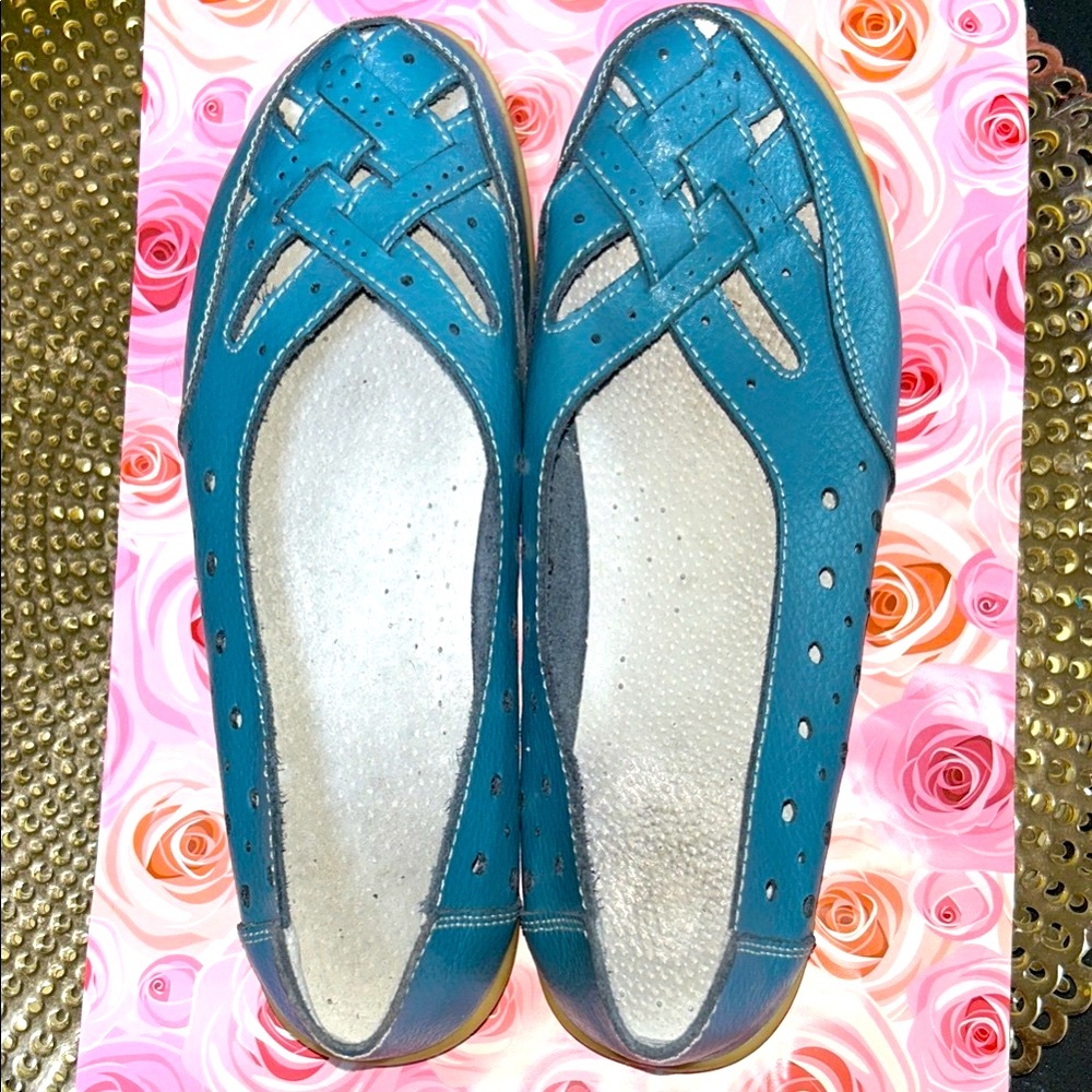 Women's Blue Leather Flats size 7. Worn a couple of times.